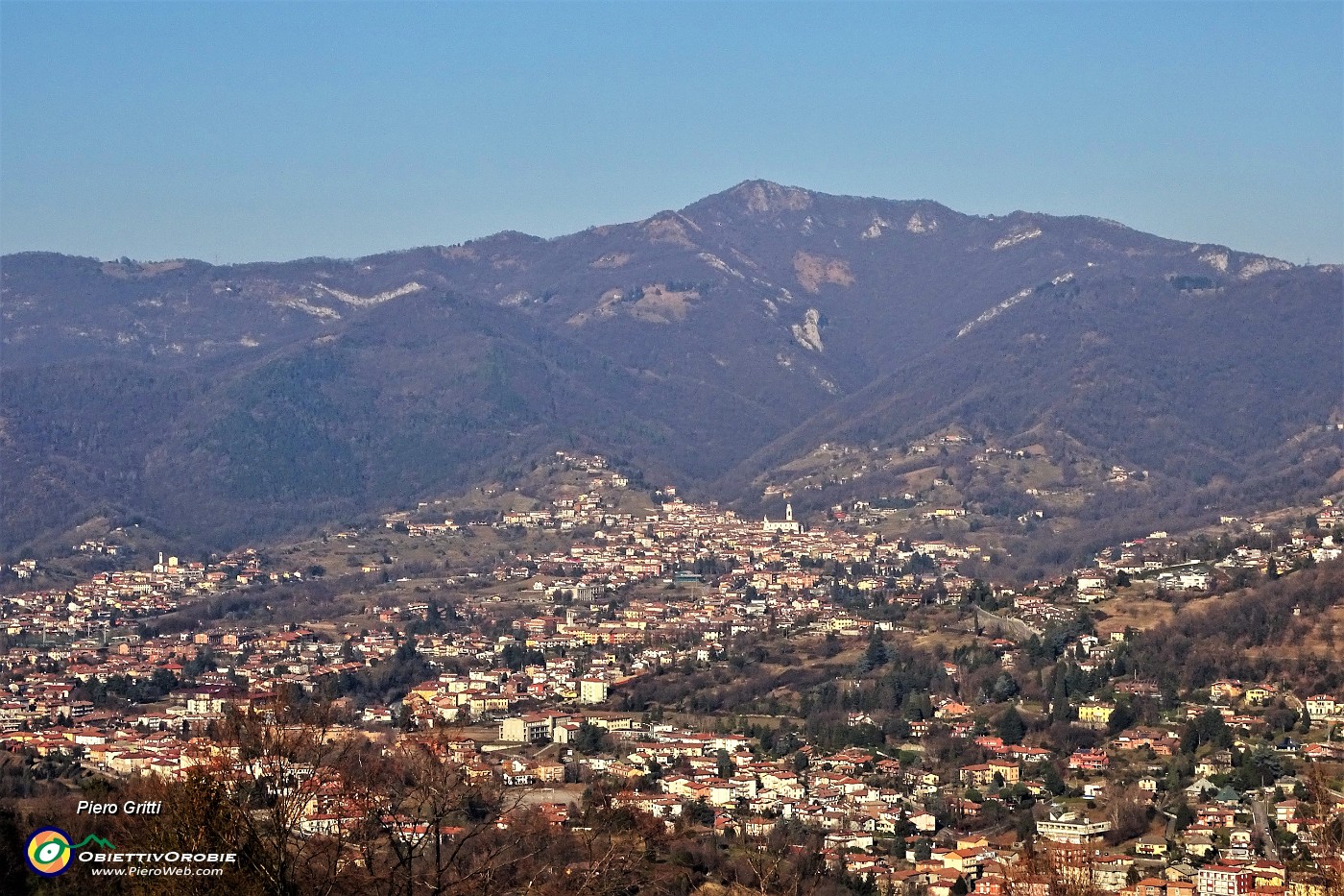 48 Dal Castello di San Vigilio vista panoramica a nord verso il Canto Alto.JPG